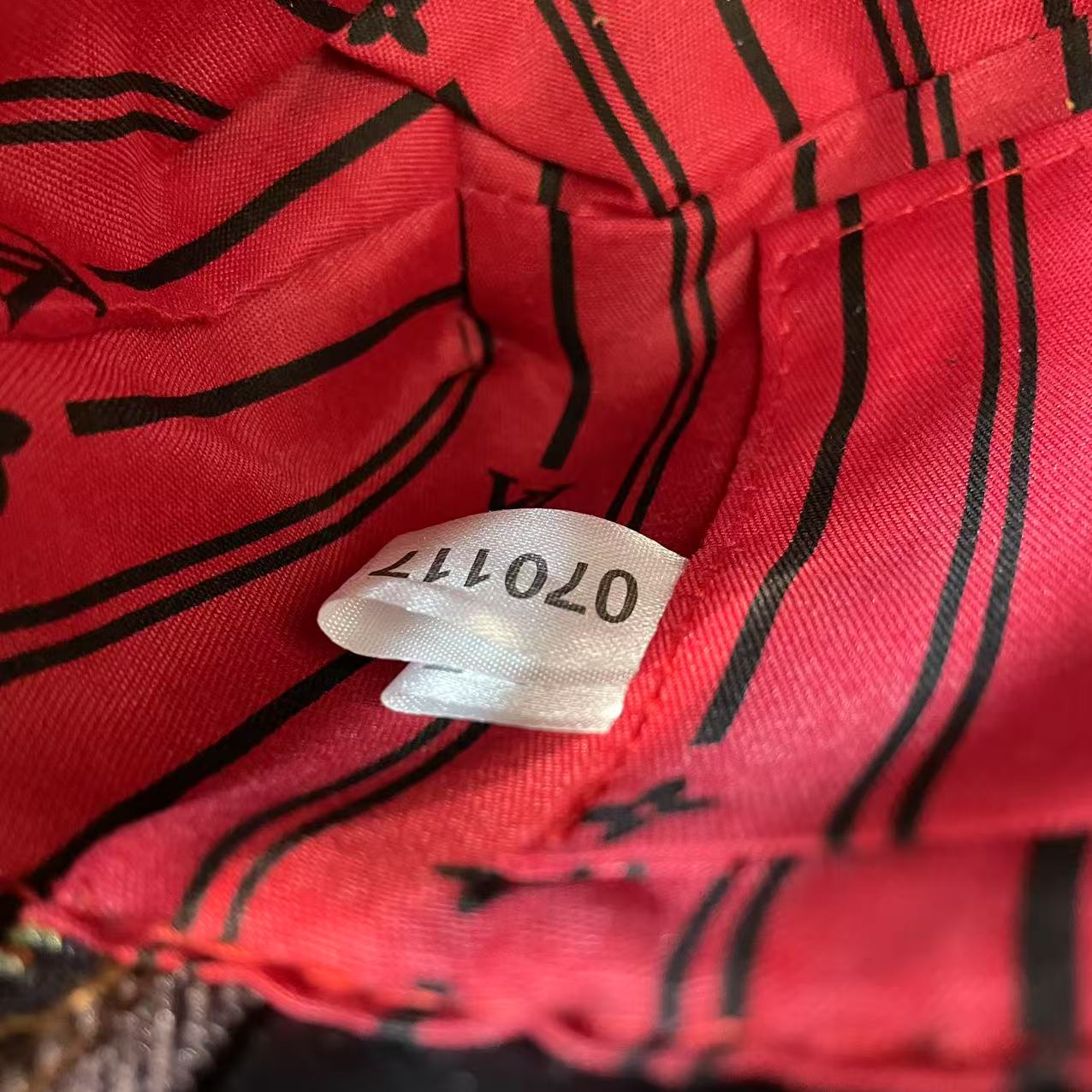 Vintage Lock Chain Shoulder Bag – Classic Monogram Design