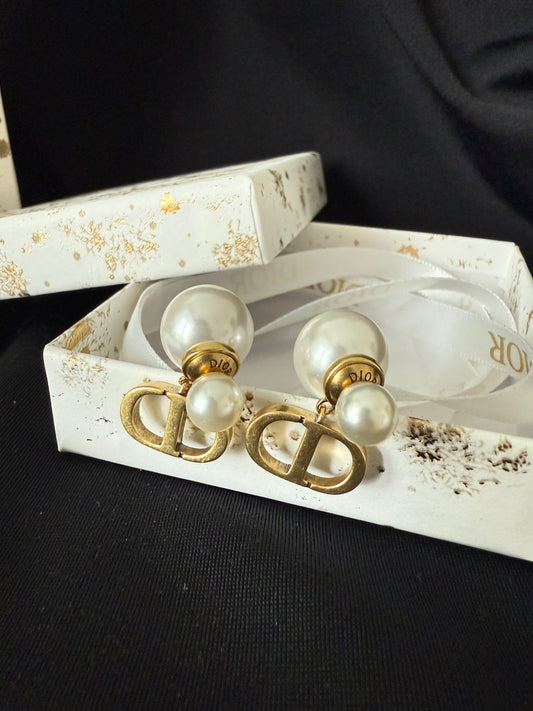 CD logo pearl stud earrings