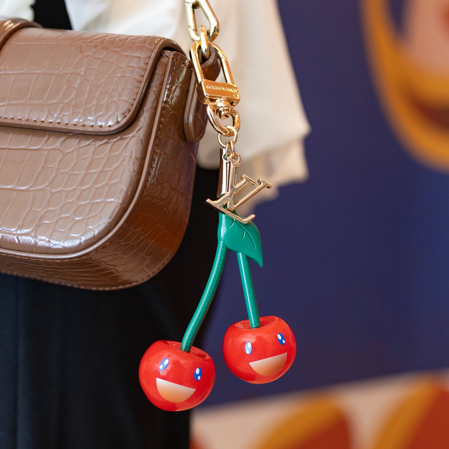 1V key chain-520