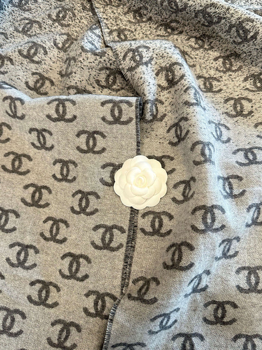 Light gray double ring texture three-dimensional flower decoration knitted shawl