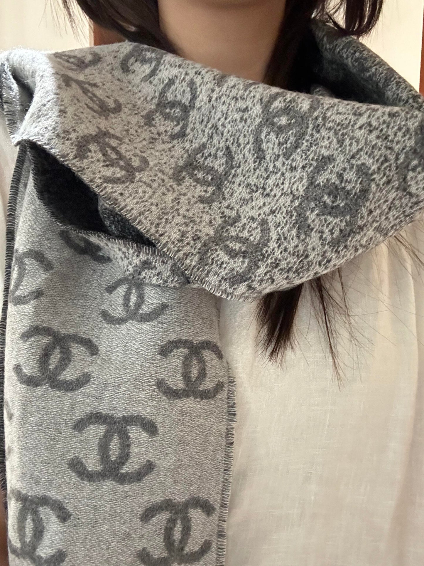 Light gray double ring texture three-dimensional flower decoration knitted shawl