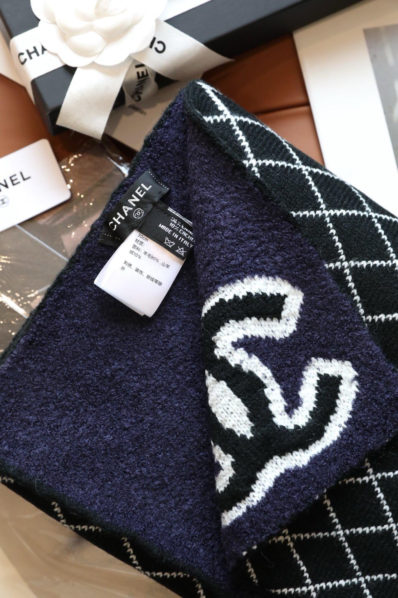 Black background and white grid jacquard knitted scarf, retro contrasting color warm scarf