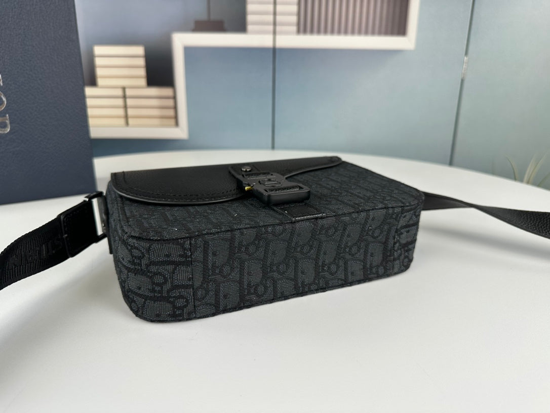 Classic Leather Crossbody Bag – Minimalist Design, Maximum Function