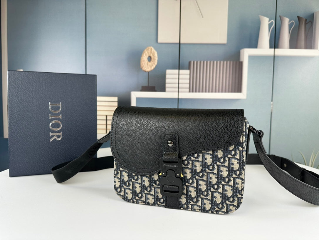 Classic Leather Crossbody Bag – Minimalist Design, Maximum Function