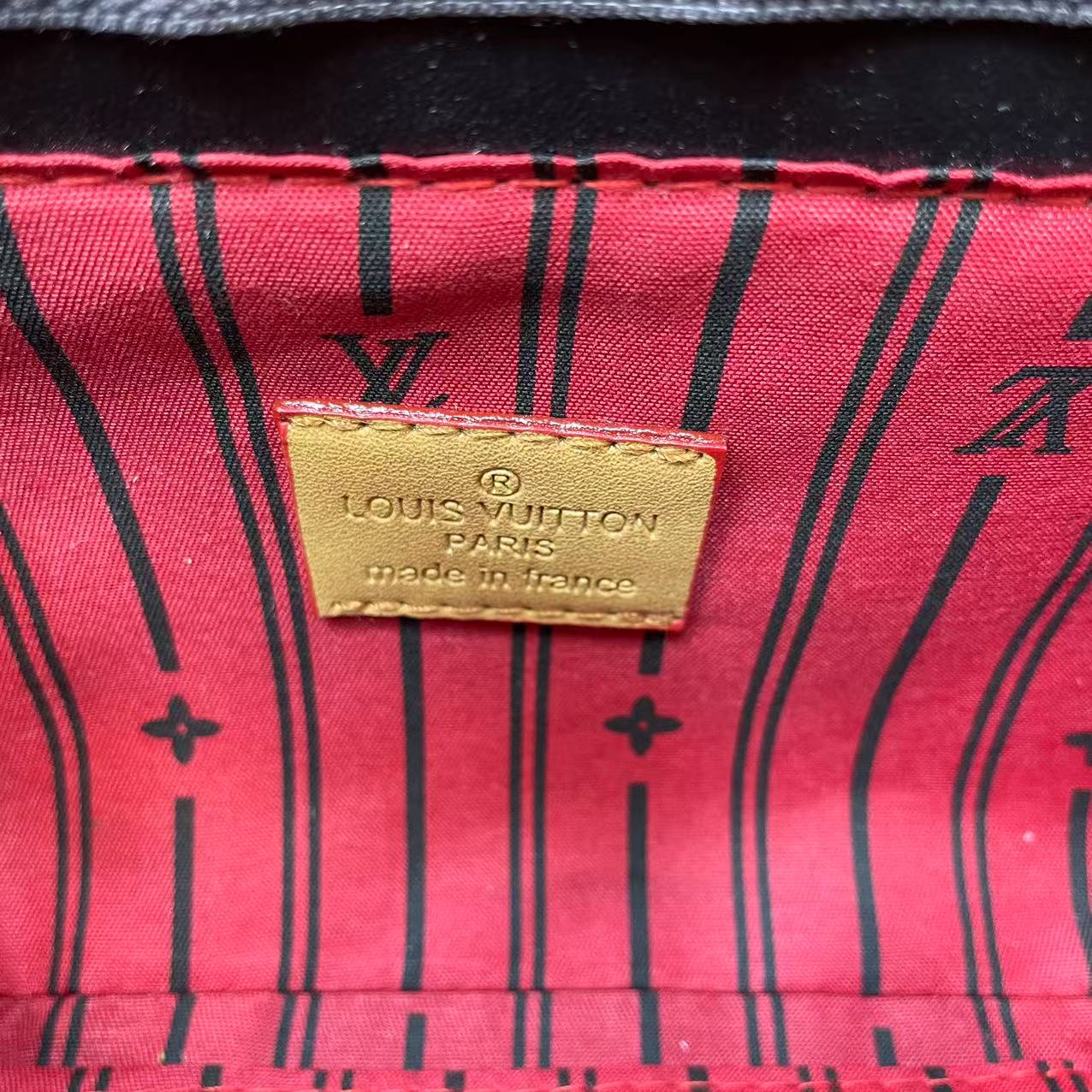 Vintage Lock Chain Shoulder Bag – Classic Monogram Design