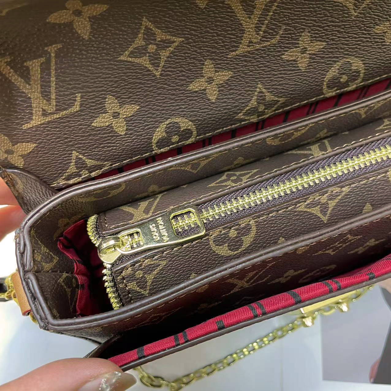 Vintage Lock Chain Shoulder Bag – Classic Monogram Design