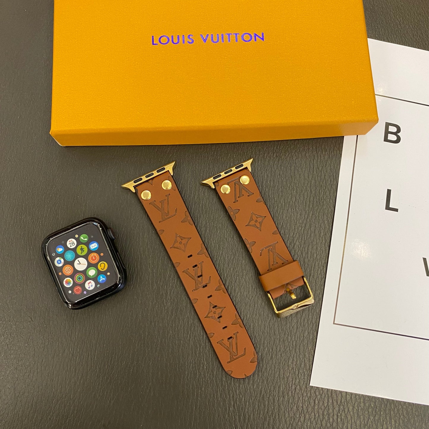 Bracelet de rechange Apple avec décoration en rivets et monogramme en relief WATCH BANDS