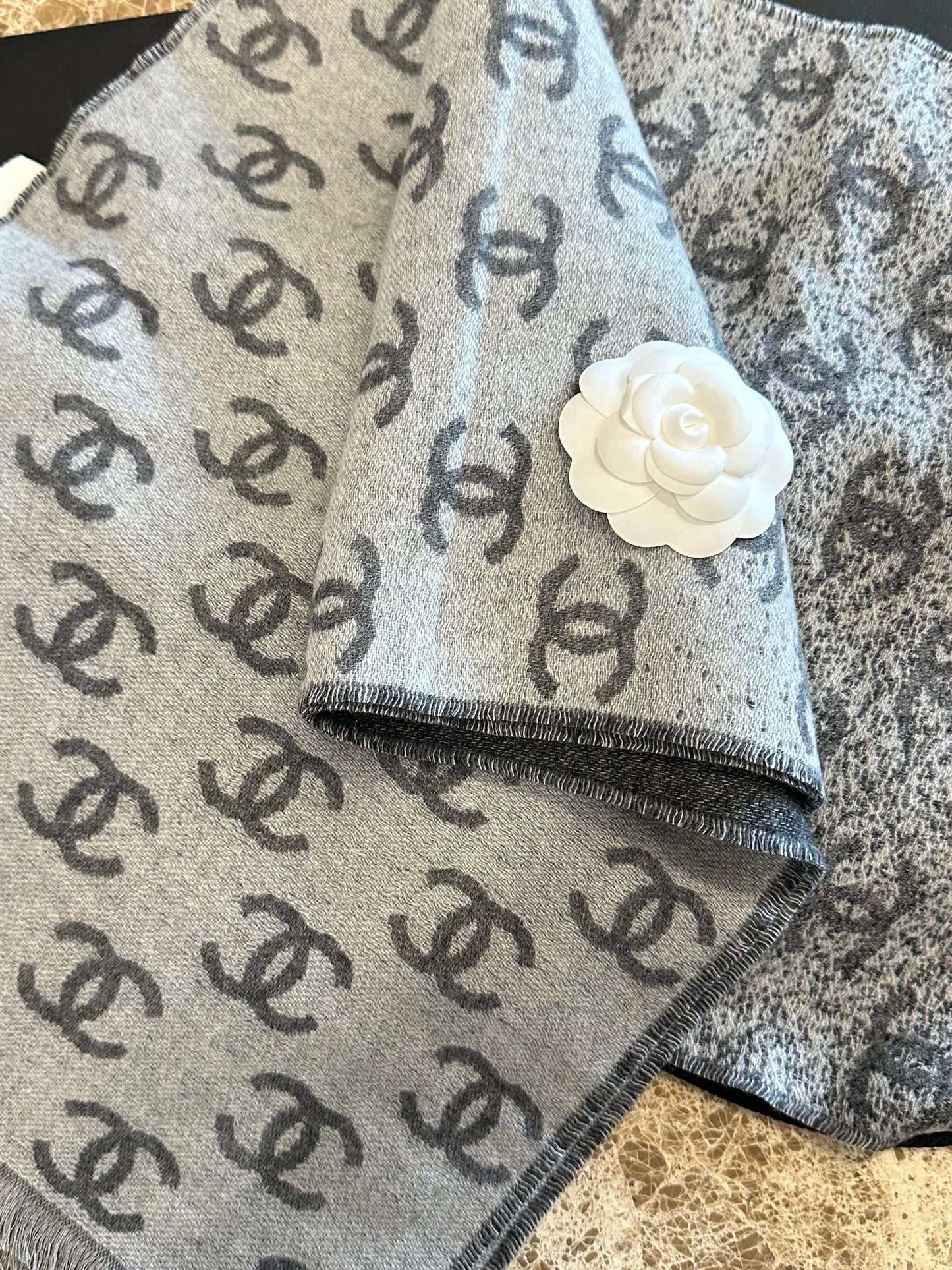 Light gray double ring texture three-dimensional flower decoration knitted shawl