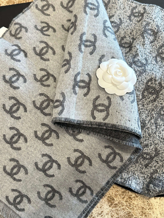 Light gray double ring texture three-dimensional flower decoration knitted shawl