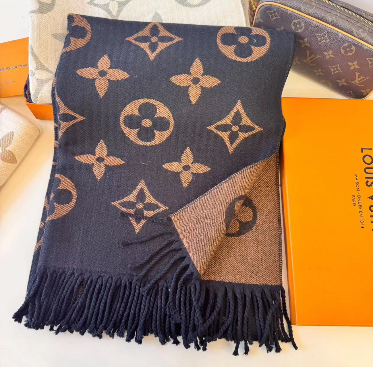 Letter-Pattern Cashmere Scarf – Soft, Warm & Lightweight
