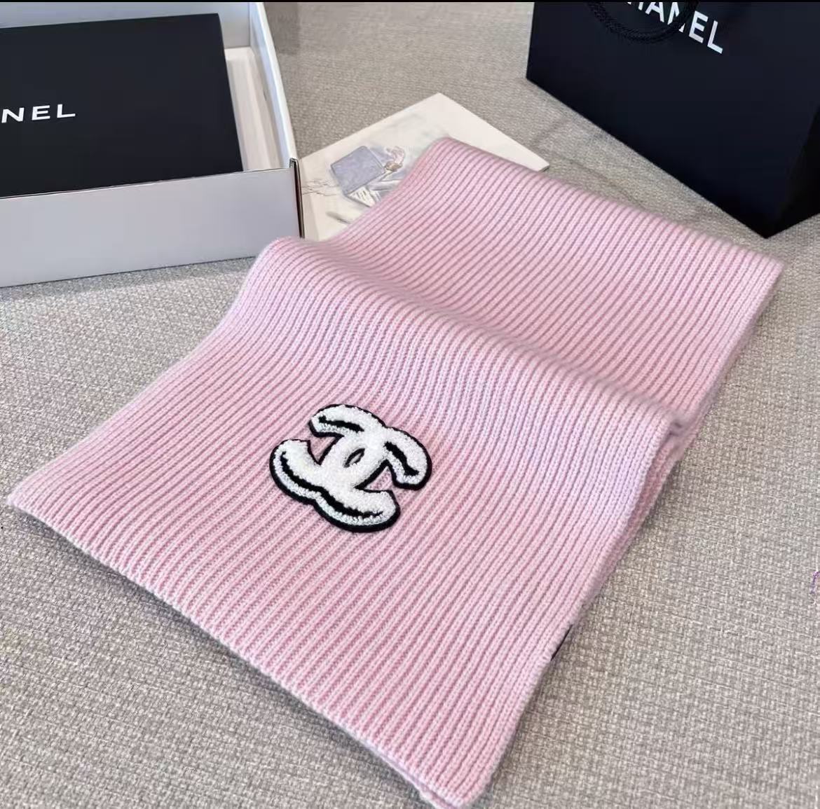 Gentle pink vertical pattern embroidered scarf Autumn and winter soft knitted warm scarf Sweet commuting versatile scarf