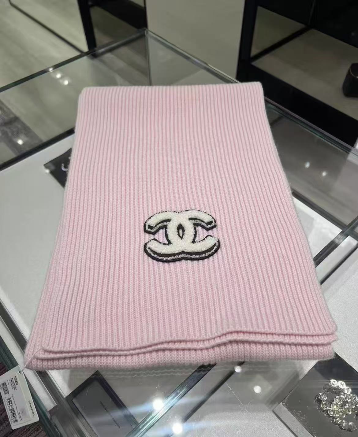 Gentle pink vertical pattern embroidered scarf Autumn and winter soft knitted warm scarf Sweet commuting versatile scarf