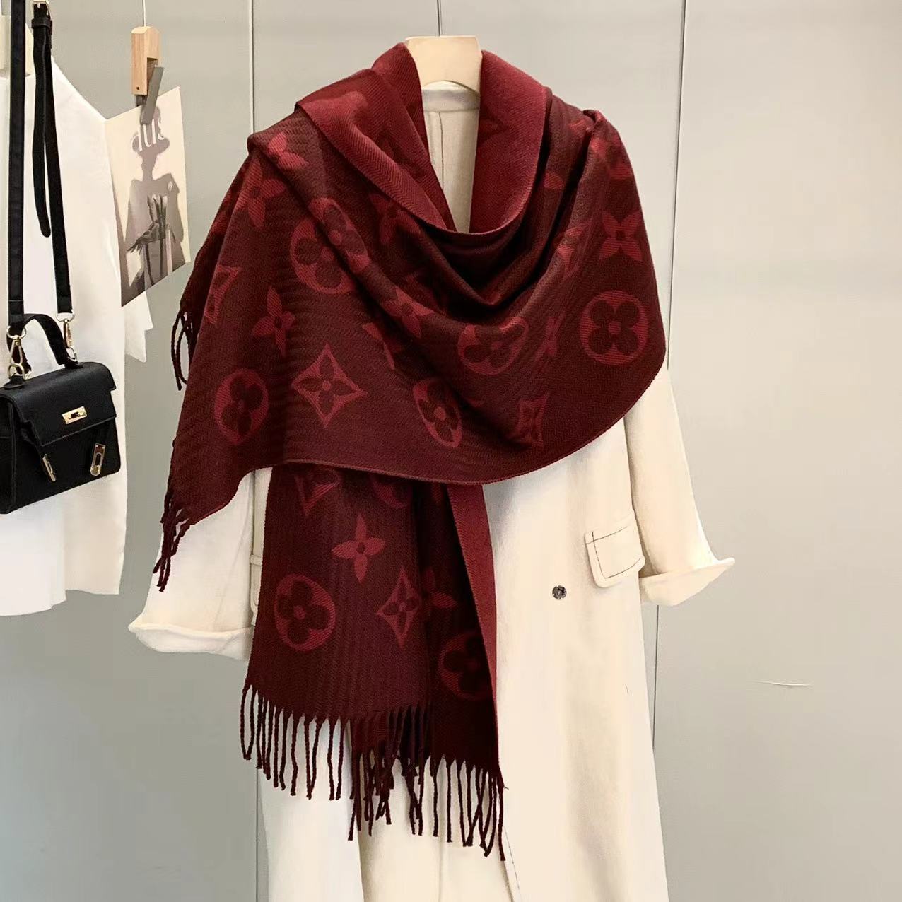 Letter-Pattern Cashmere Scarf – Soft, Warm & Lightweight