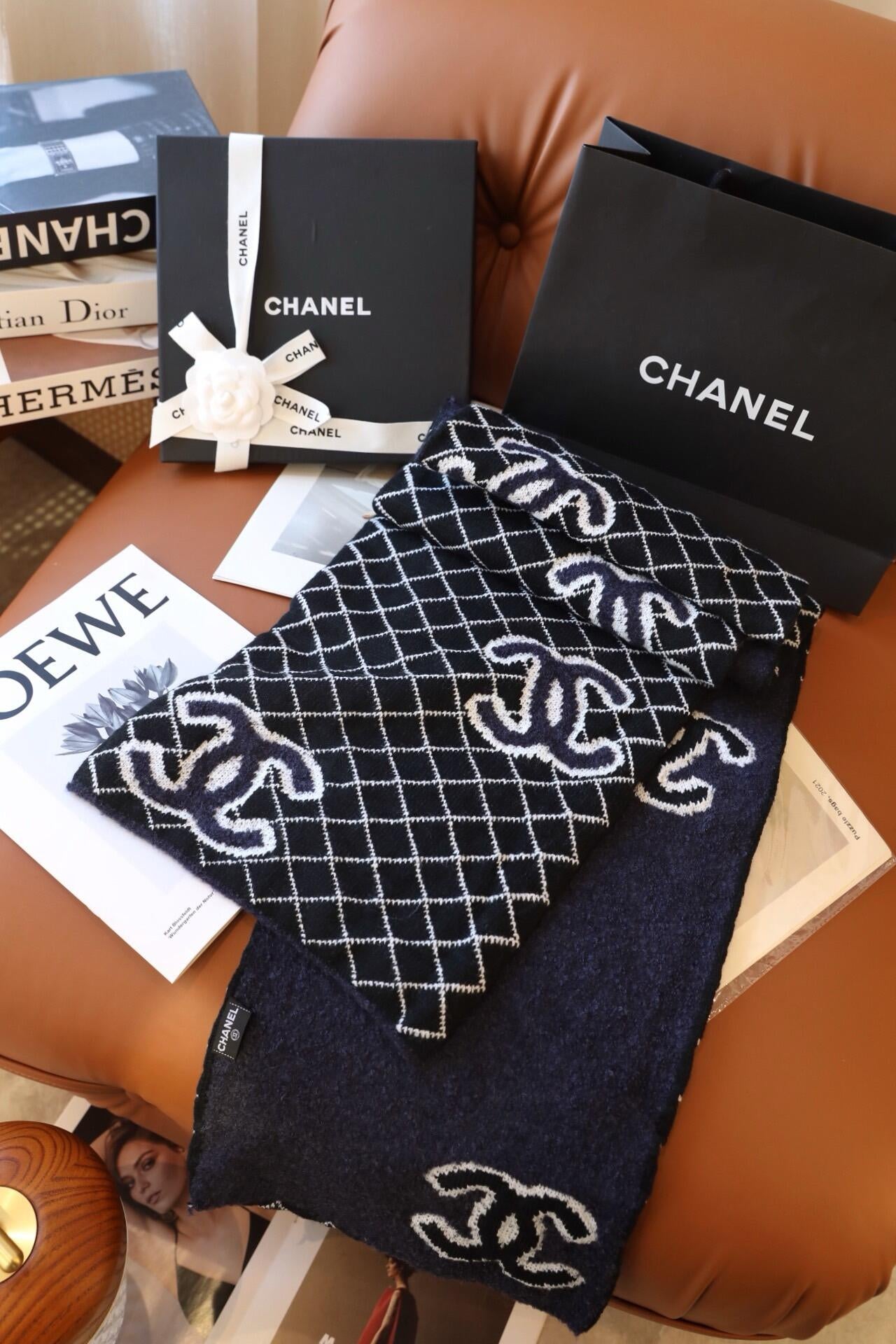 Black background and white grid jacquard knitted scarf, retro contrasting color warm scarf