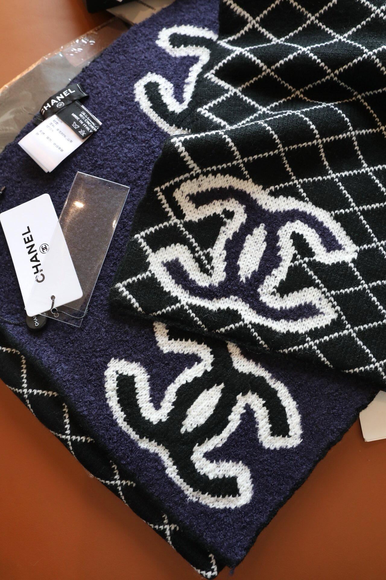 Black background and white grid jacquard knitted scarf, retro contrasting color warm scarf