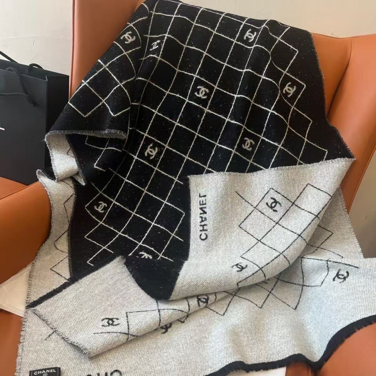 Black and gray contrasting color plaid jacquard scarf, double-sided texture warm scarf