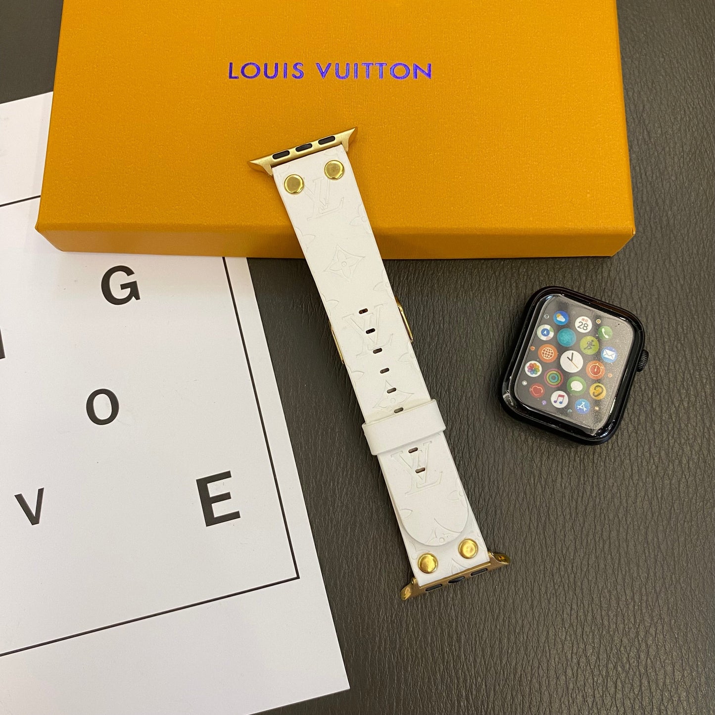 Bracelet de rechange Apple avec décoration en rivets et monogramme en relief WATCH BANDS