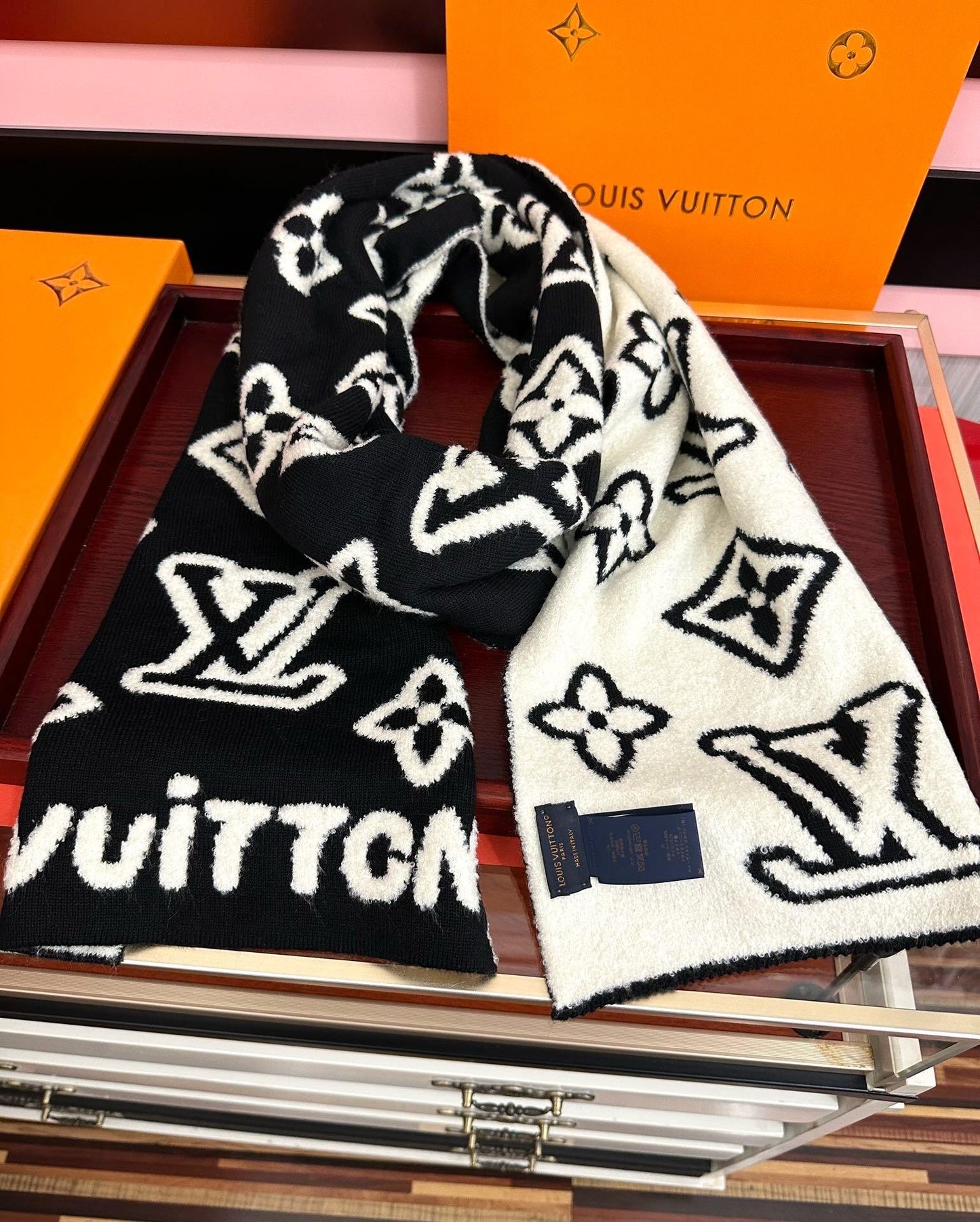 Black and white contrasting color pattern knitted scarf, three-dimensional texture warm scarf