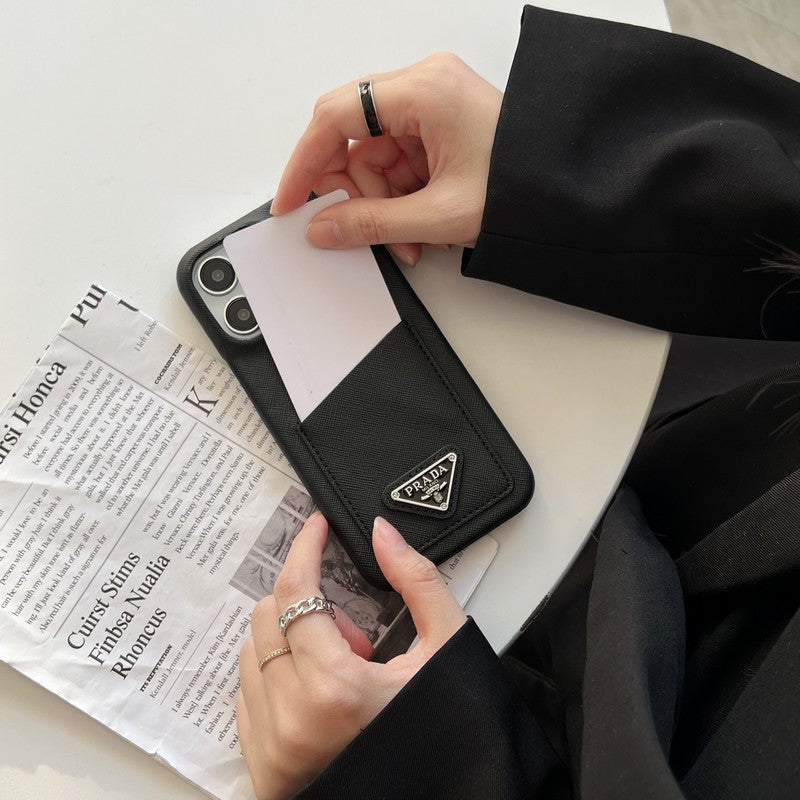 Pra Black & White Card Bag iPhone 16 Case