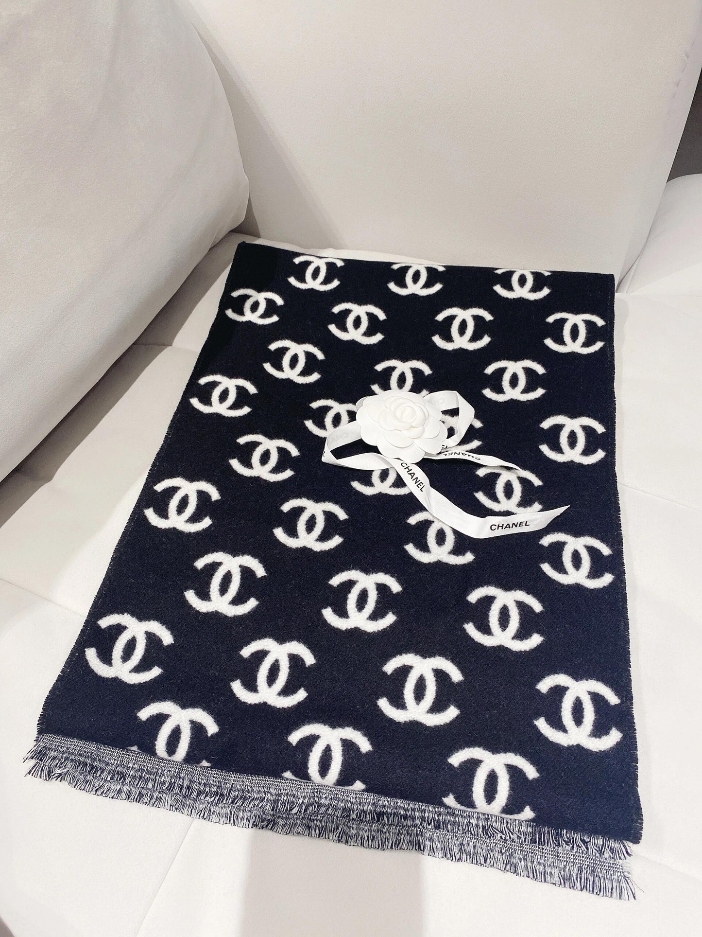 Black and white double-sided double-ring textured knitted shawl