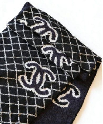 Black background and white grid jacquard knitted scarf, retro contrasting color warm scarf