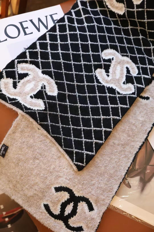 Milk tea color contrasting plaid knitted scarf, retro jacquard warm scarf