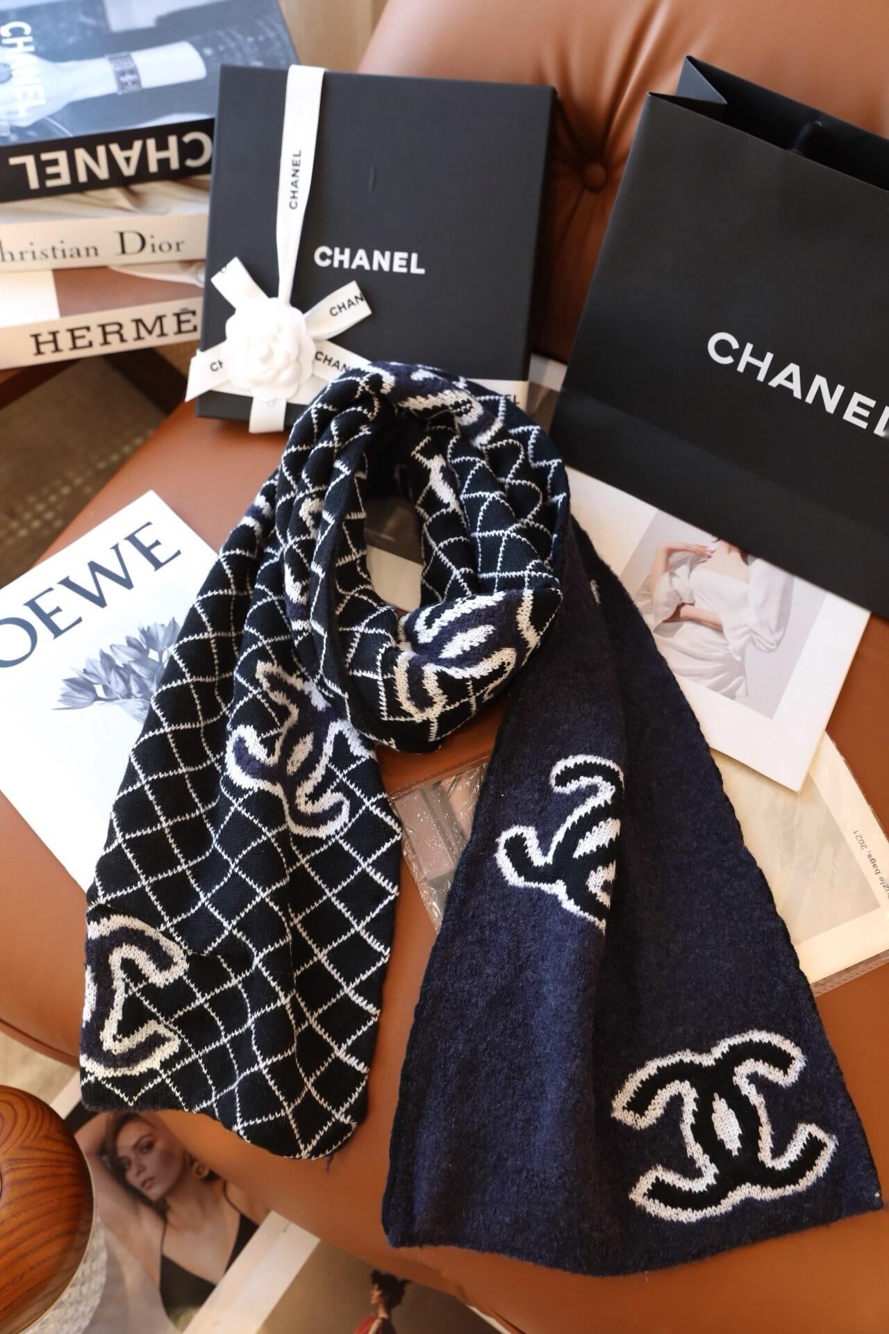 Black background and white grid jacquard knitted scarf, retro contrasting color warm scarf