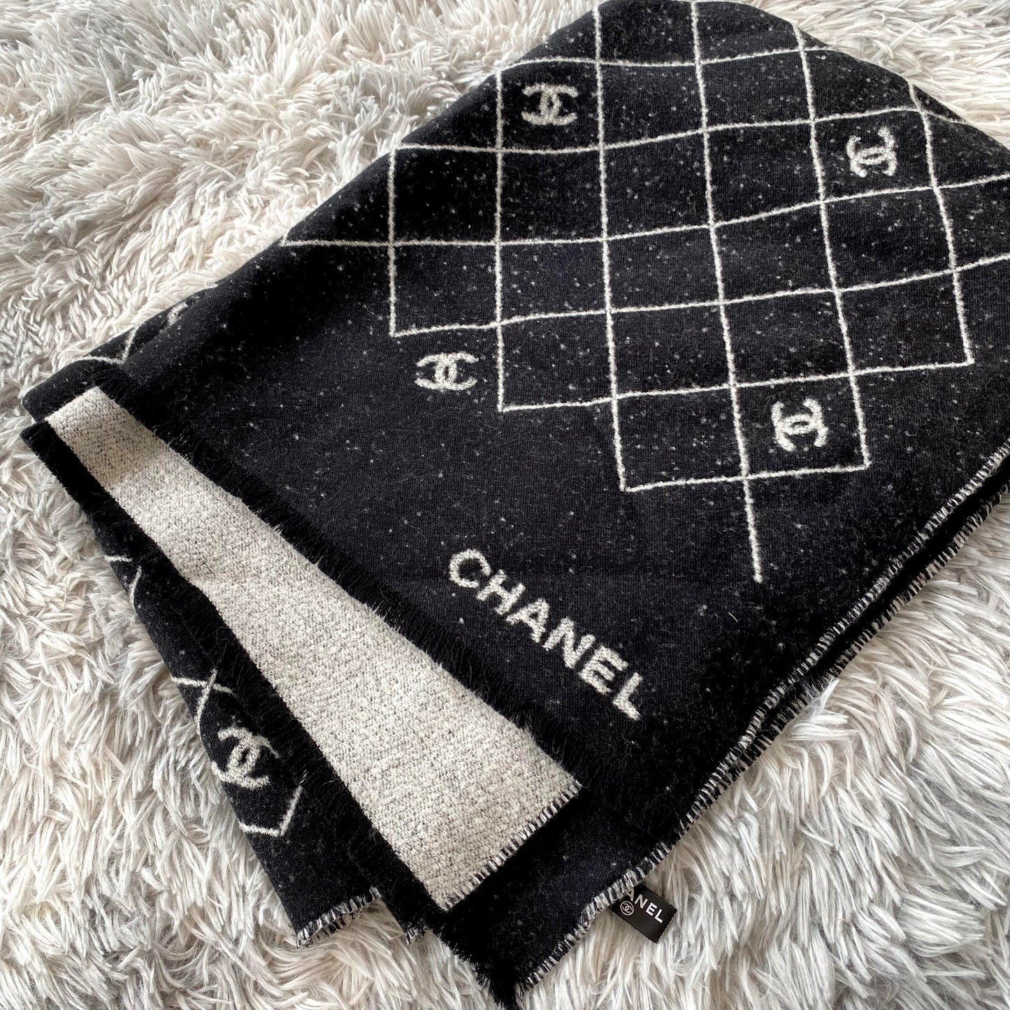 Black and gray contrasting color plaid jacquard scarf, double-sided texture warm scarf