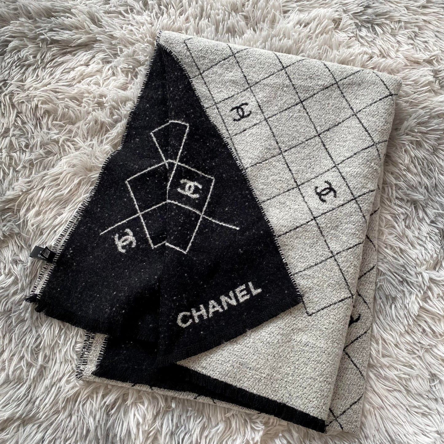 Black and gray contrasting color plaid jacquard scarf, double-sided texture warm scarf