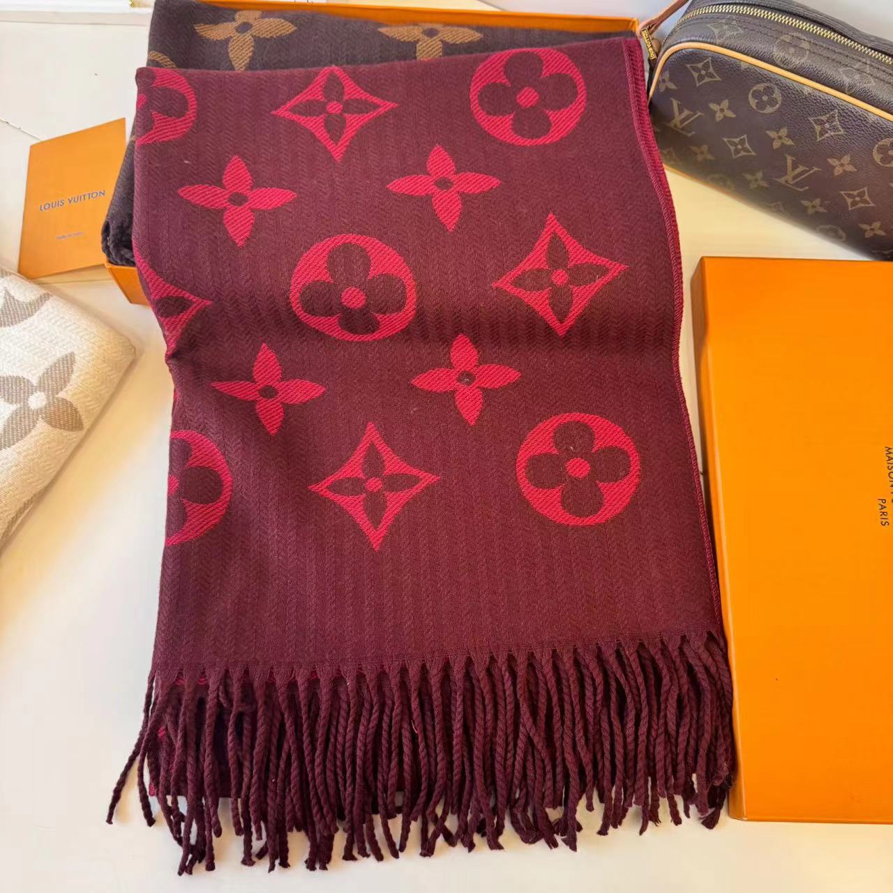 Letter-Pattern Cashmere Scarf – Soft, Warm & Lightweight