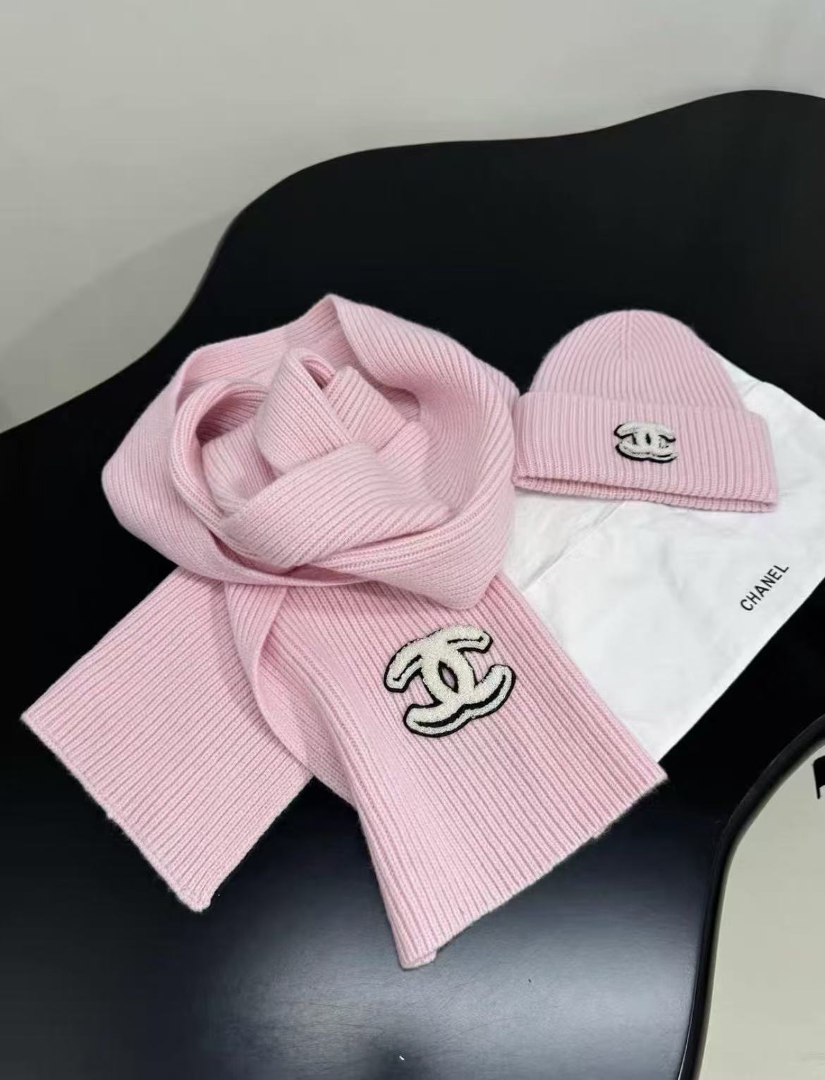 Gentle pink vertical pattern embroidered scarf Autumn and winter soft knitted warm scarf Sweet commuting versatile scarf